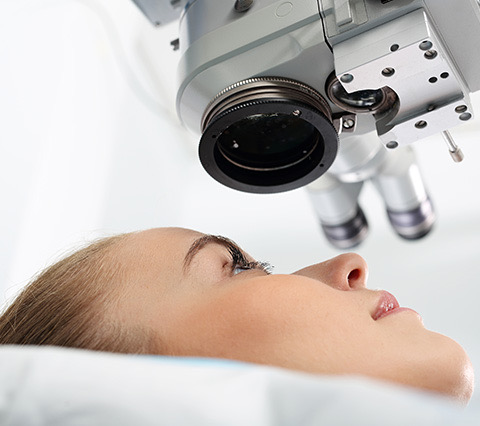 Equipo médico especializado del Instituto de Córnea en Bogotá para trasplantes de córnea